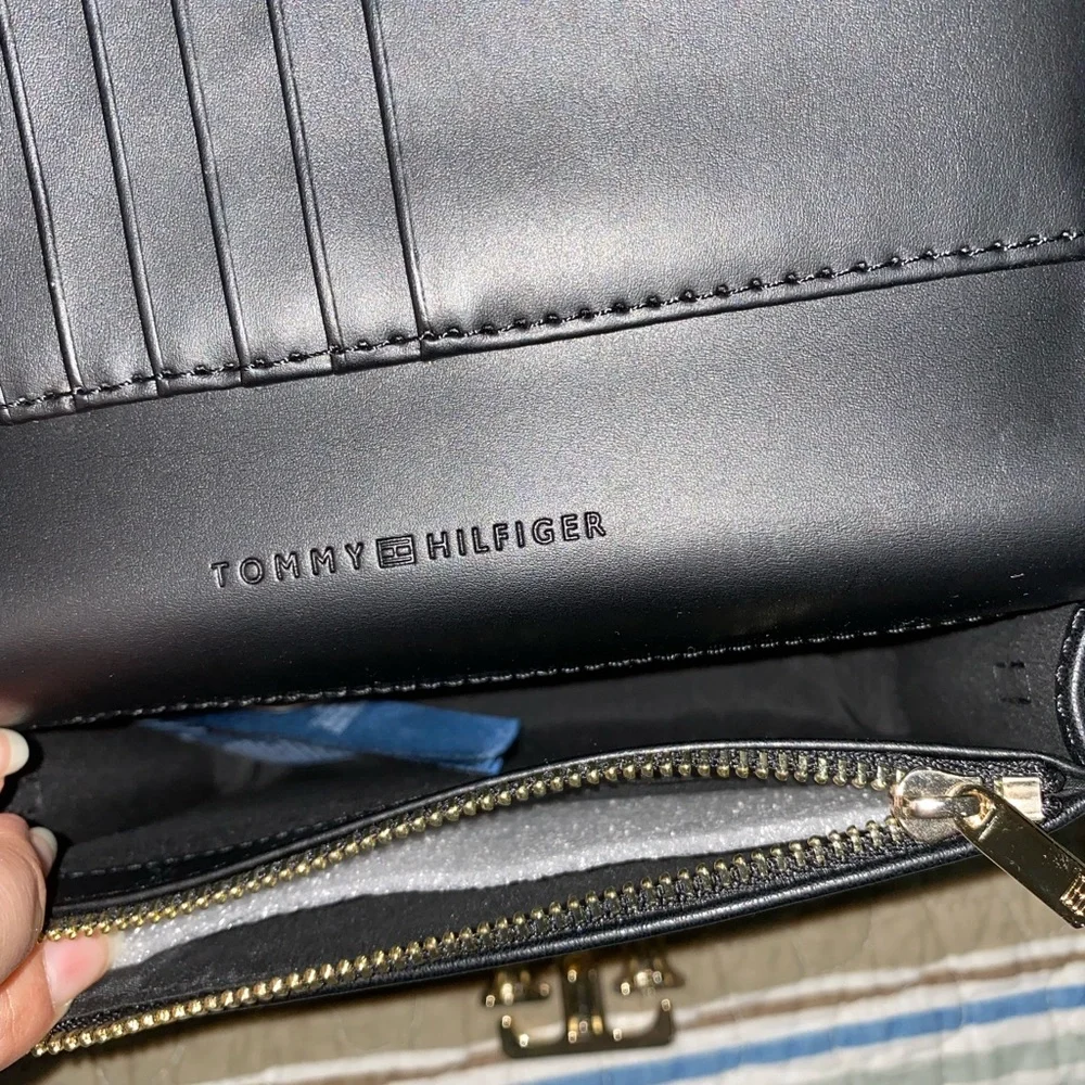 Tommy Hilfiger Crossbody Bag - Picture 4 of 6